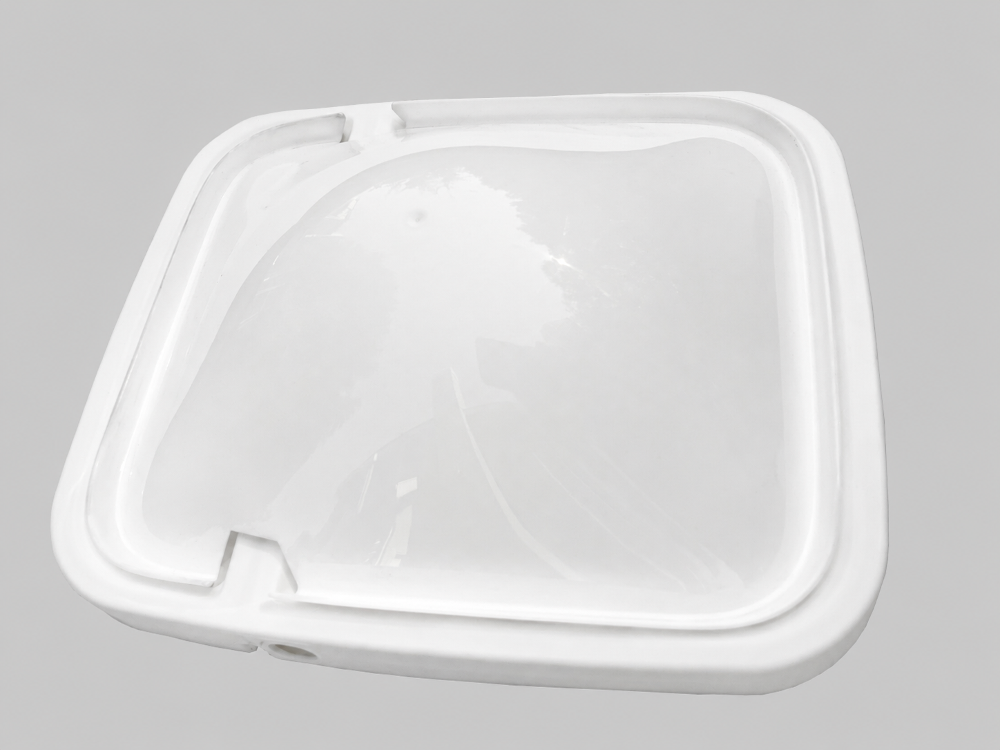 anti-roost dome fts snugly on hinged lid
